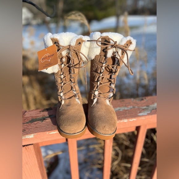 EMU  Ridge Australia Water Resistant Sherpa Boots.  Lace up front,  Stay Warm - Picture 2 of 8